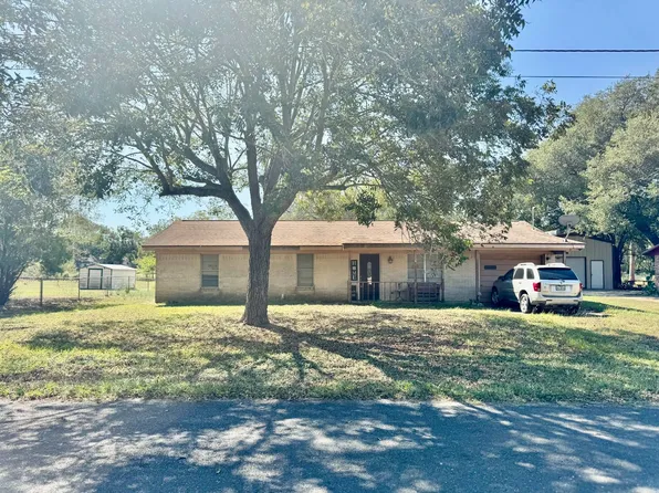654 W 7th St, Yorktown, TX 78164