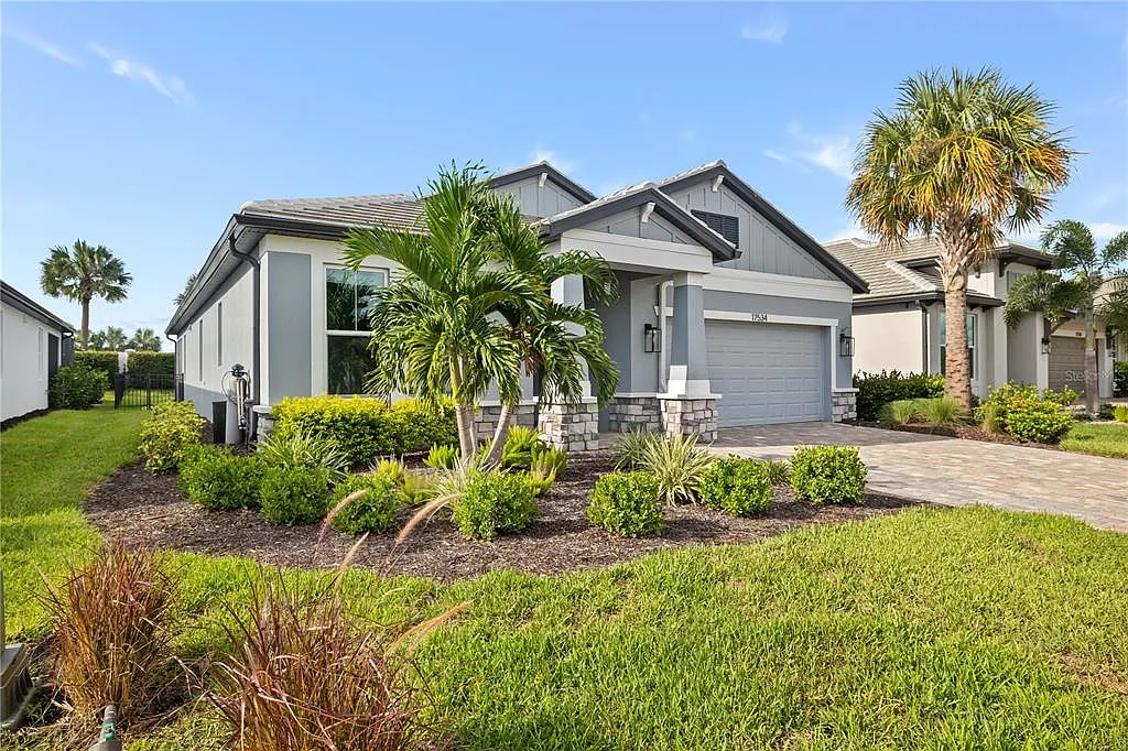 4 bed, 3.0 bath, 2195 sqft, $3,950 — Photo 2
