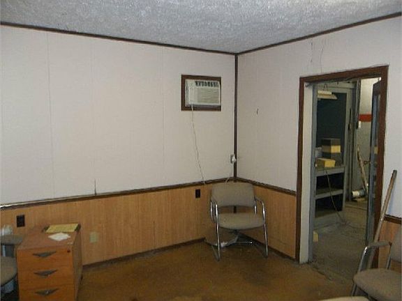 3rd image of 915 Convict Pike