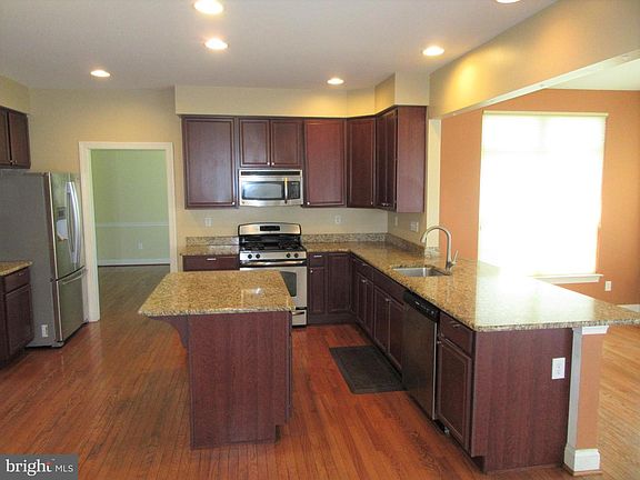 4th image of 305 E Furrow Ln
