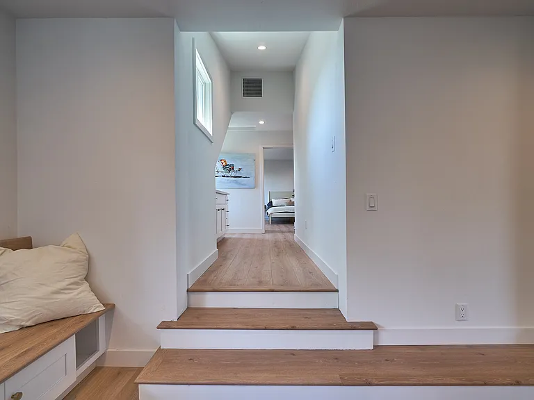 152 S Serrano Ave — Photo 9