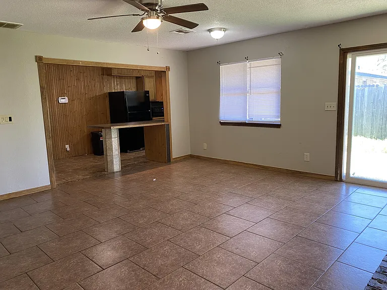 429 E Hillcrest Ln — Photo 8