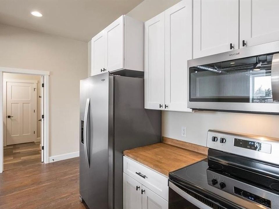 2nd image of 415 N Broadway St Unit 6