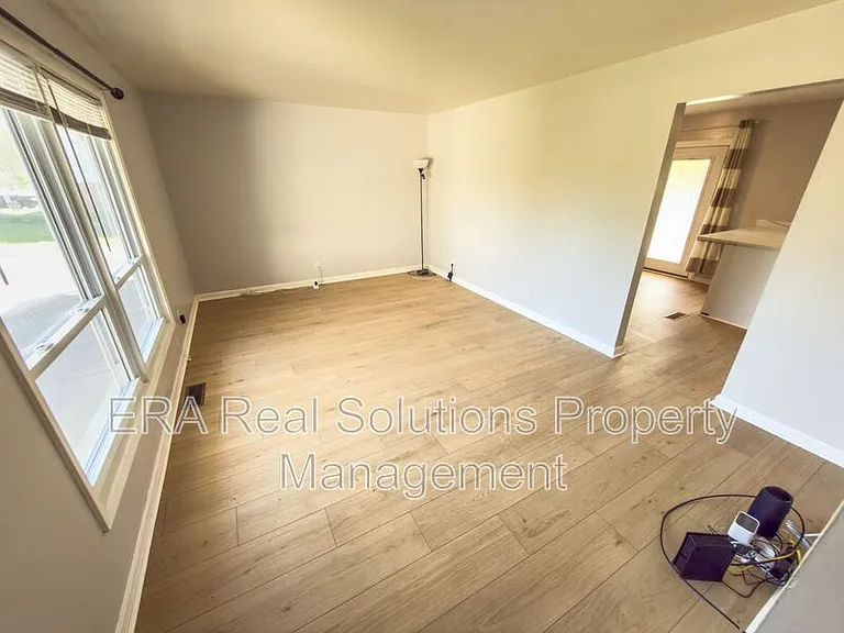 715 McCormick Ln — Photo 2