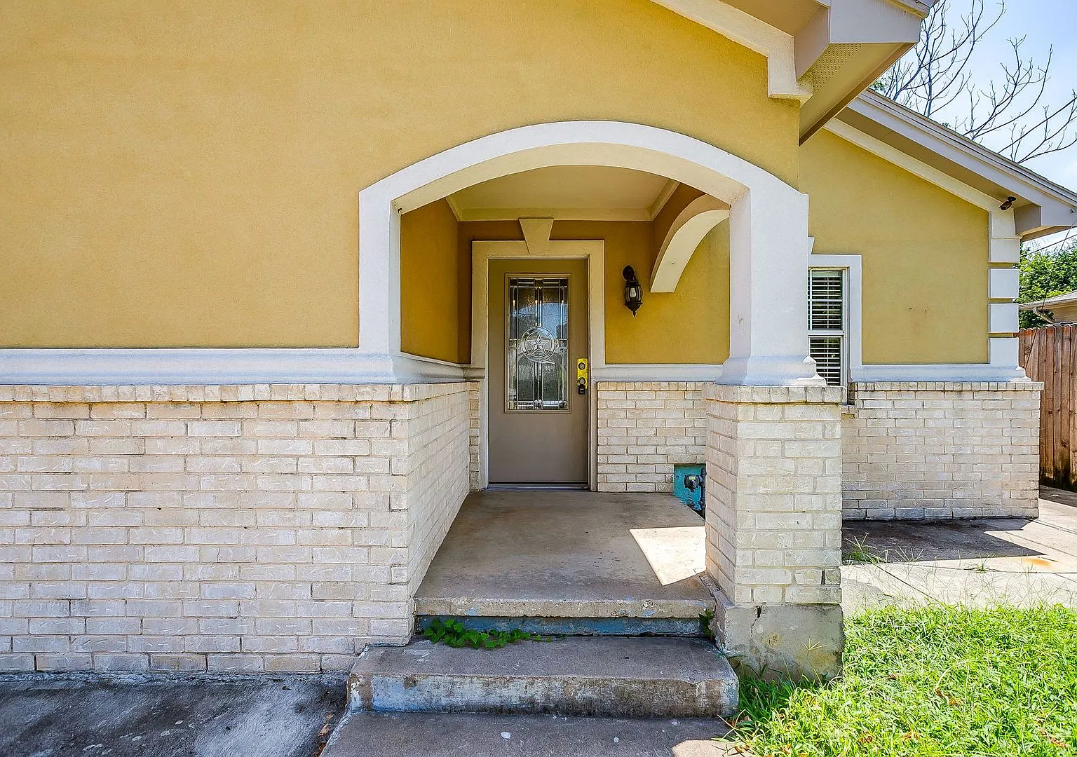Spacious 2 Bed, 1 Bath Home in Riverside Ready for New Tenants- 76111 — Photo 2