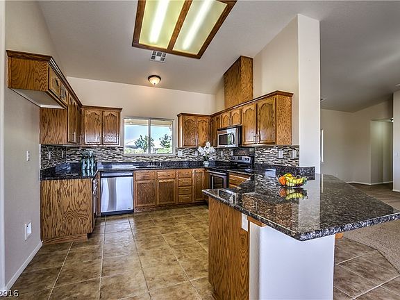 3rd image of 1511 W Chowchilla Cir