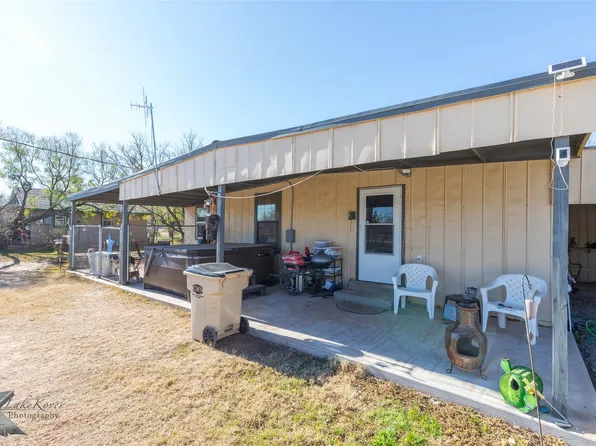 576 McCartney Ln, Tye, TX 79563