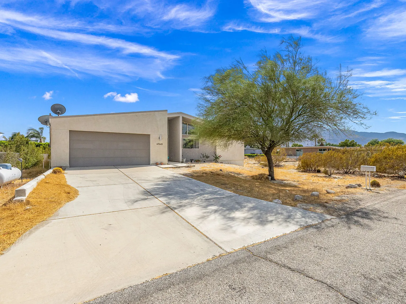 3 bed, 1923 sqft, $3,000 — Photo 2