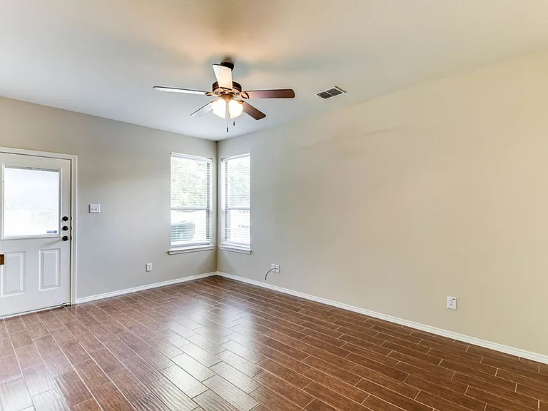 1443 Ravenwood Dr — Photo 6