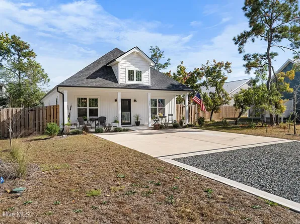 102 15th St NW, Oak Island, NC 28465