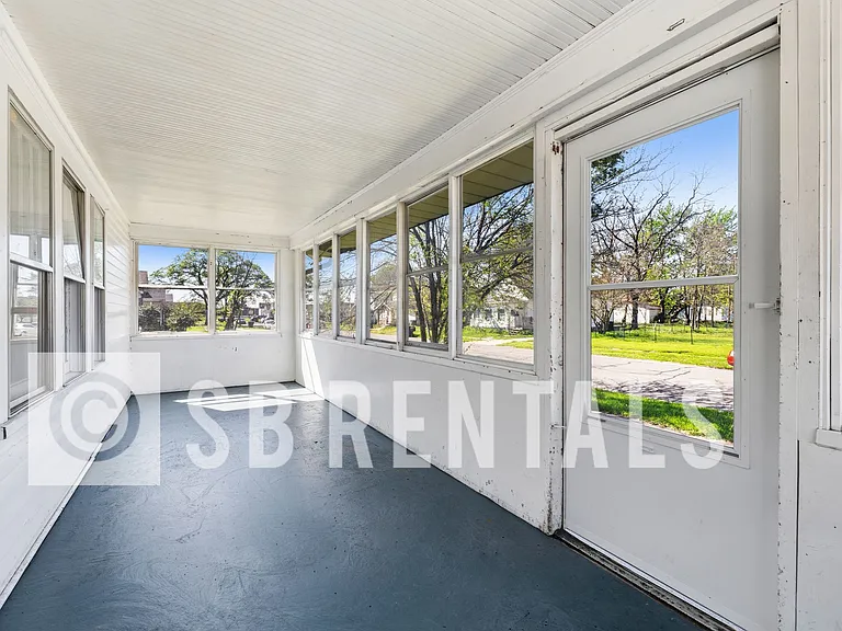 2410 Linden Ave — Photo 2
