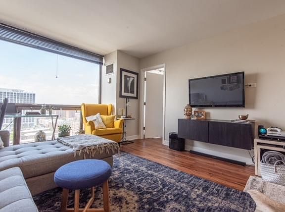 4th image of 4343 N Clarendon Ave APT 1409