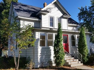 526 Stewart Ave, Woodstock, IL 60098