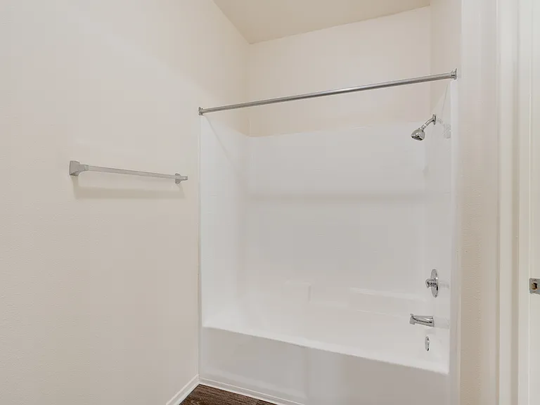 510 E 3rd St — Photo 7