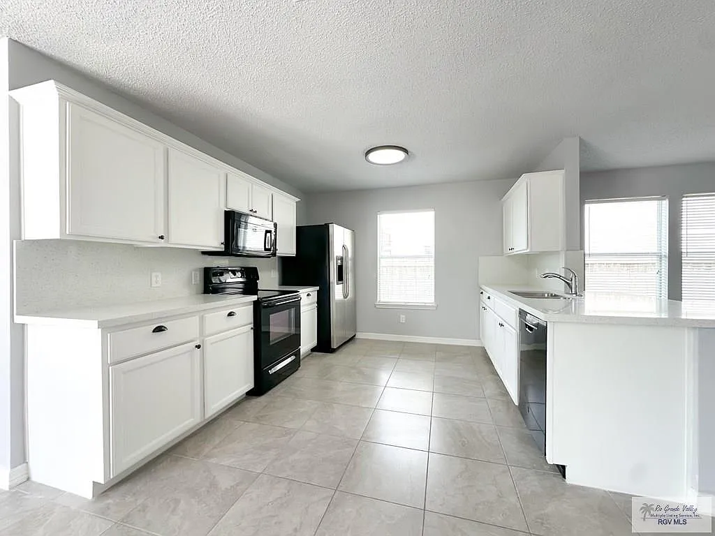 6 bed, 3.0 bath, 2774 sqft, $2,850 — Photo 4