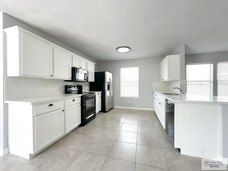 1013 Champlain Dr — Photo 4