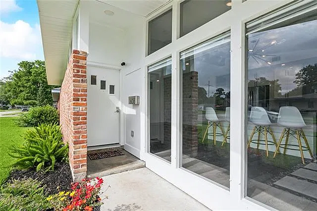 3 bed, 2.0 bath, 1696 sqft, $2,800 — Photo 2