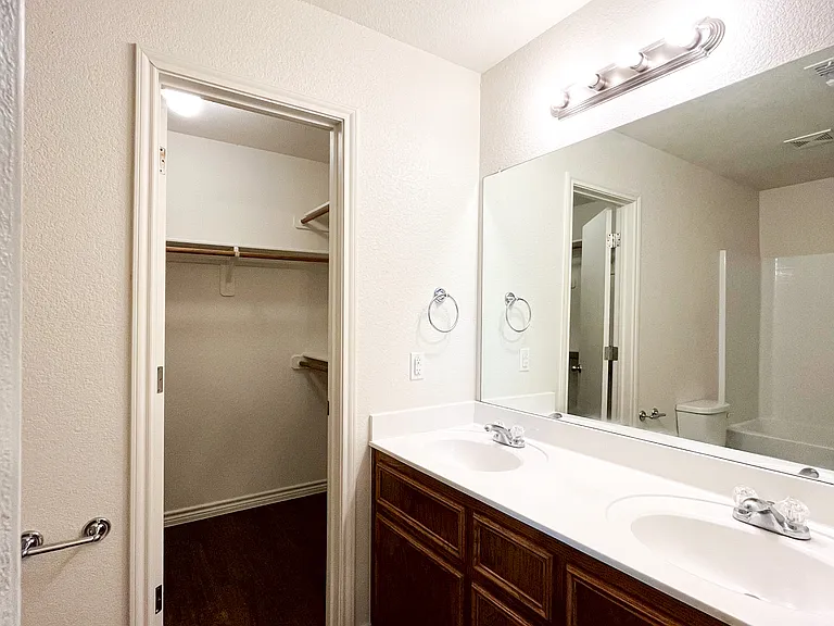 1515 Justin Loop #B — Photo 25