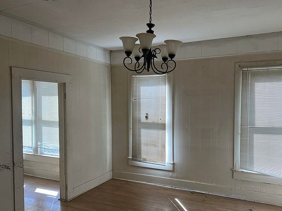 5th image of 402 E Texas Ave