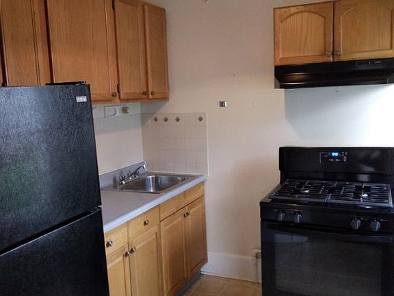 3rd image of 729 Helen St Front 731