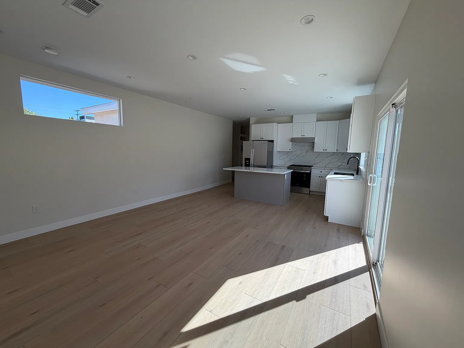 3 bed, 1182 sqft, $3,700 — Photo 2