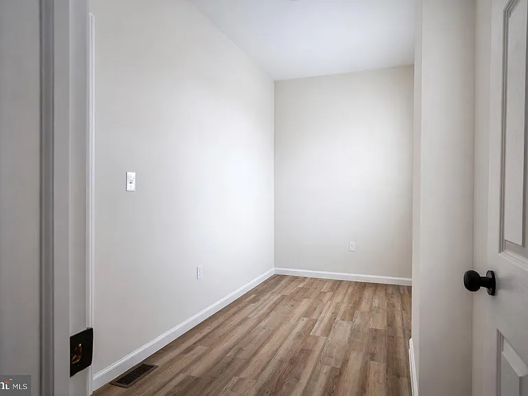 2600 E Hoffman St — Photo 17