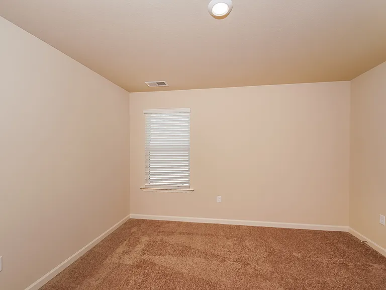 484 Clover Cir — Photo 9