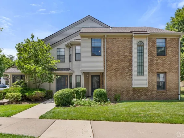 1016 Harbour Club Dr, Parlin, NJ 08859