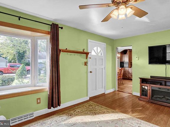 5th image of 609 Byram St