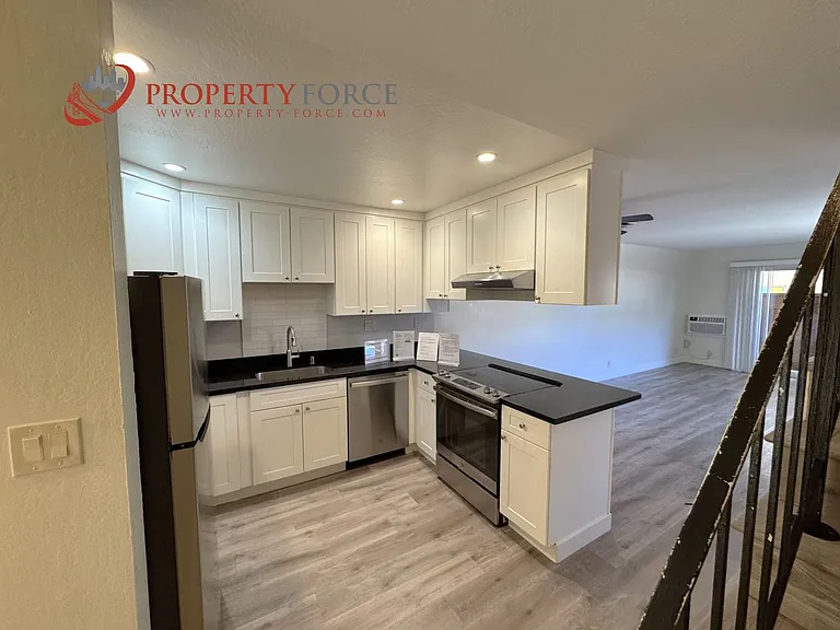 946 Tamarack Ln #9 — Photo 2