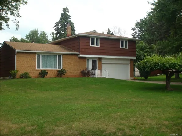 5261 Green Valley Dr, Clarence, NY 14031