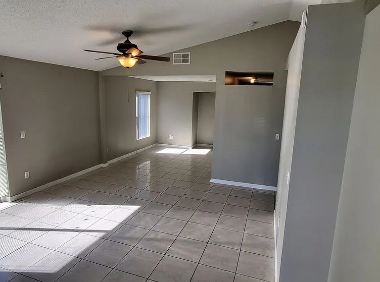 2370 Harbor Town Dr — Photo 2