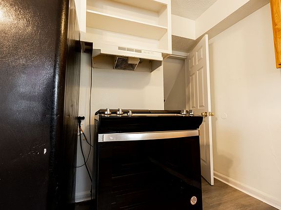 4th image of 2818-2820 Vanderberg Ave #2818
