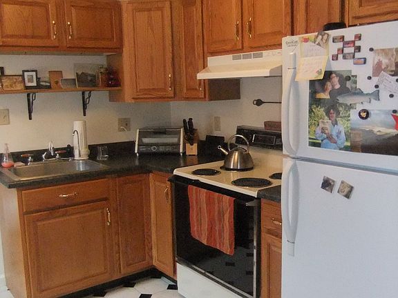 3rd image of 39 Waterbury St APT 3