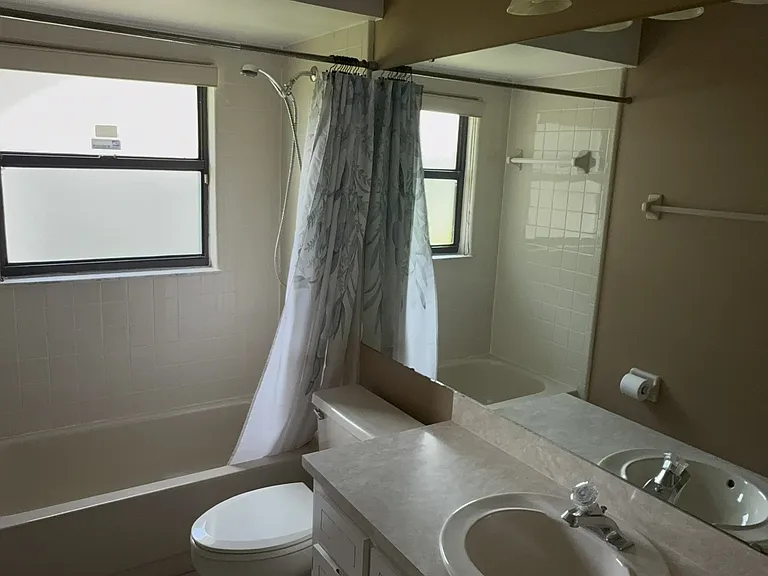 2nd Bathroom with tub