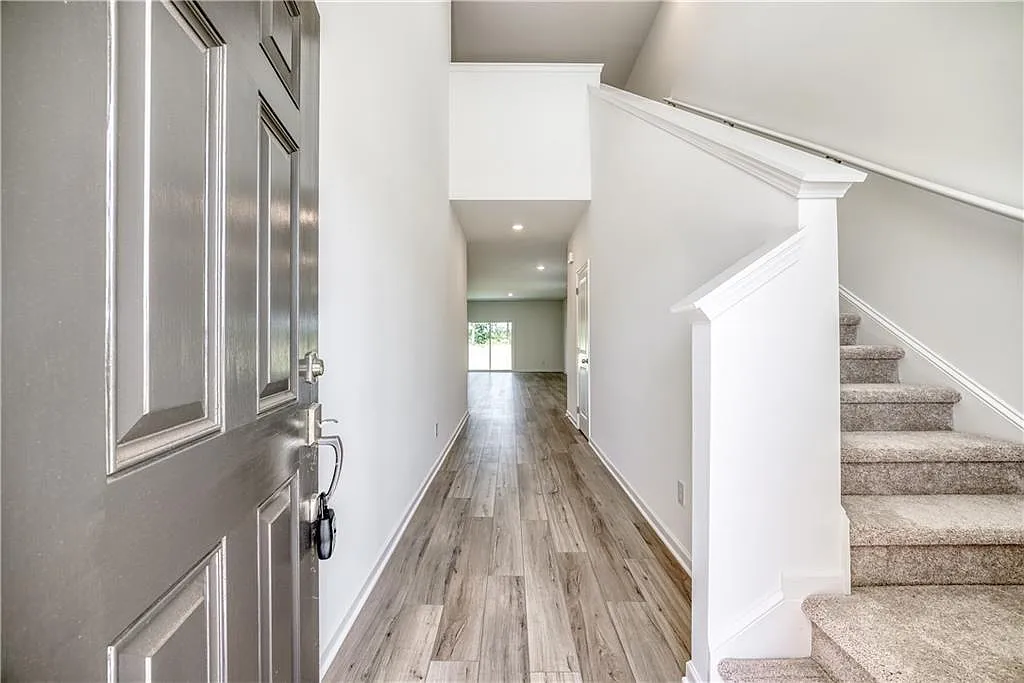 5 bed, 2.5 bath, 2437 sqft, $2,400 — Photo 4