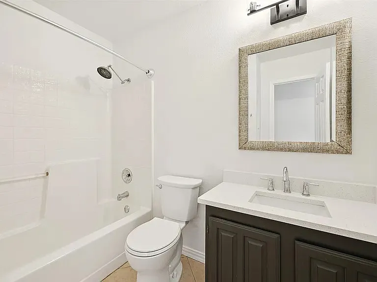 1016 Grand Central Pkwy — Photo 4