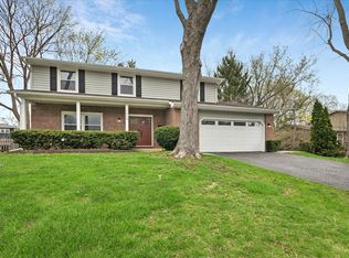 1018 Shari Ln, Libertyville, IL 60048