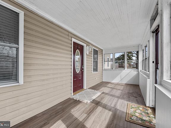 3rd image of 910 Hilltop Rd