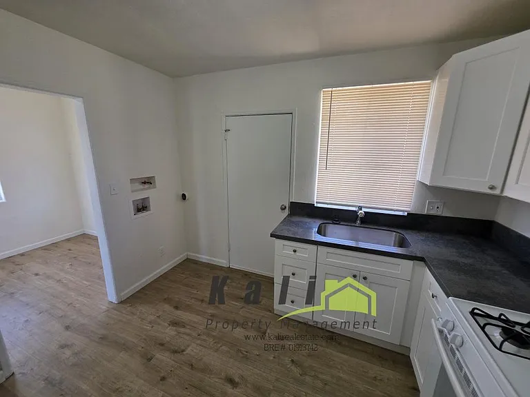 2141 Flintridge Dr — Photo 8