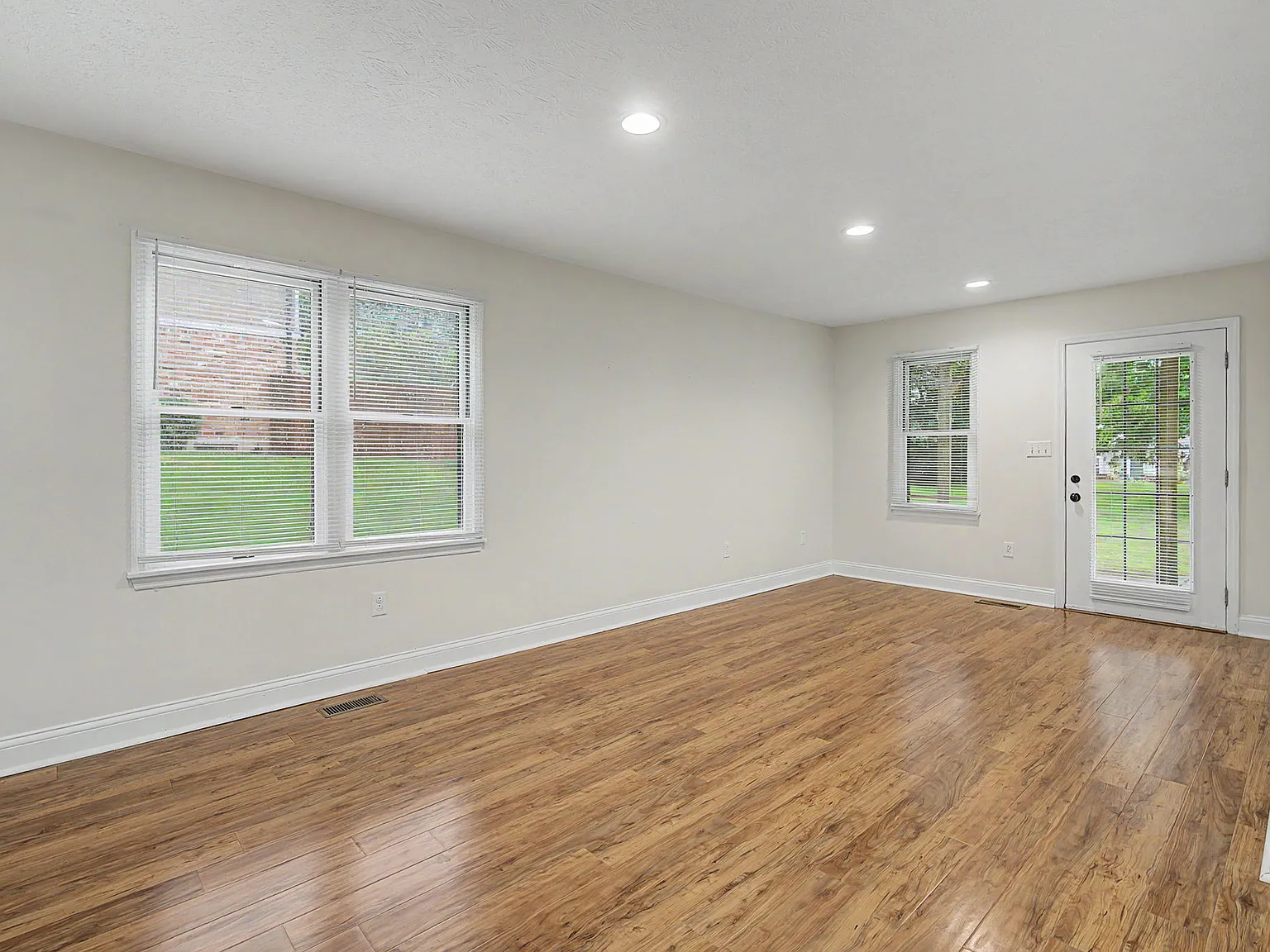 3 bed, 2.5 bath, 2400 sqft, $2,500 — Photo 4