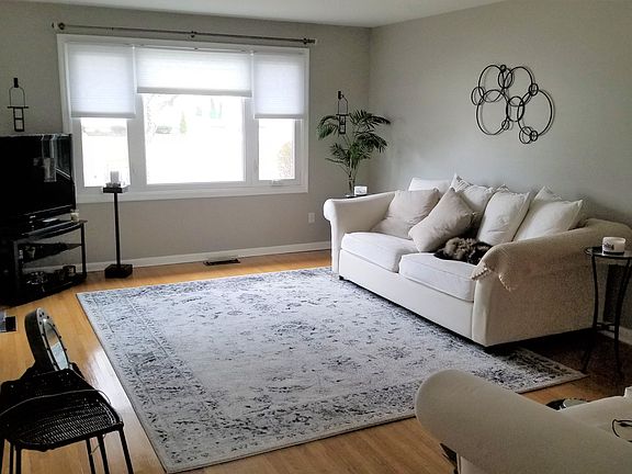 4th image of 942 Woodstock Ave