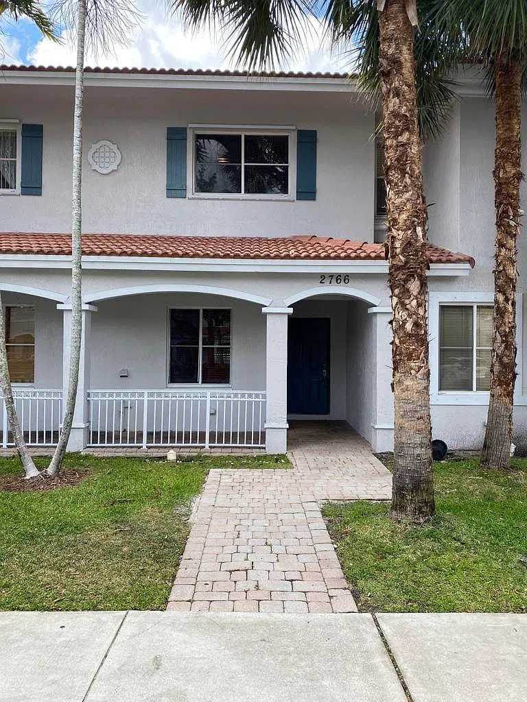 2 bed, 2.5 bath, 1056 sqft, $2,400 — Photo 1