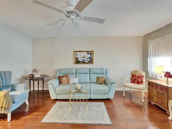 8454 111th St APT 201, Seminole, FL 33772