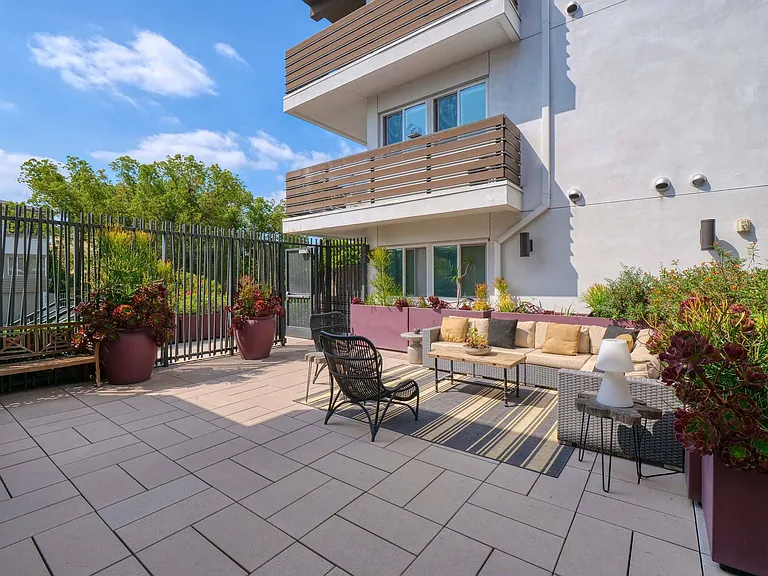 The Metropolitan at Larchmont Village — Photo 34
