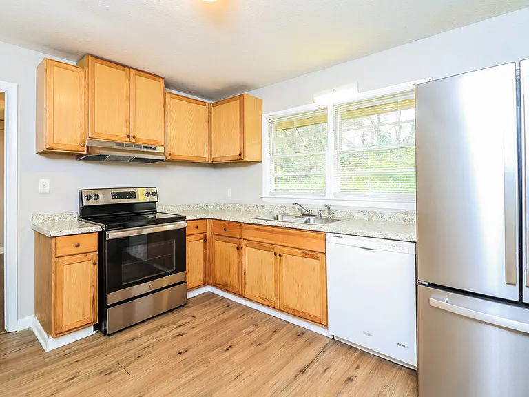 2937 Thompson Cir — Photo 10