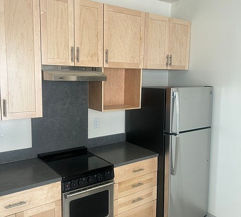 3rd image of 302B Carl St #302B