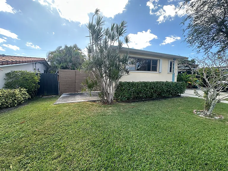 7910 SW 15th St — Photo 8
