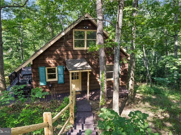 227 Lakeview Dr, Cross Junction, VA 22625