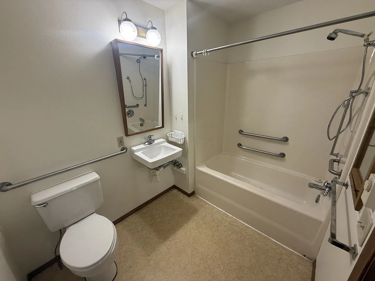 VR - 213 13th Ave E - Webster - 8 — Photo 2